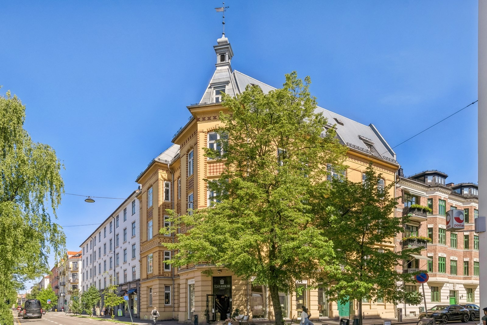 Leiligheten ligger i en klassisk og vernet bygård fra 1899/1900. Den interne beliggenheten i bygget er svært god, da det er hjørne- toppleilighet med fritt utsyn over Oslo. Galleribilde