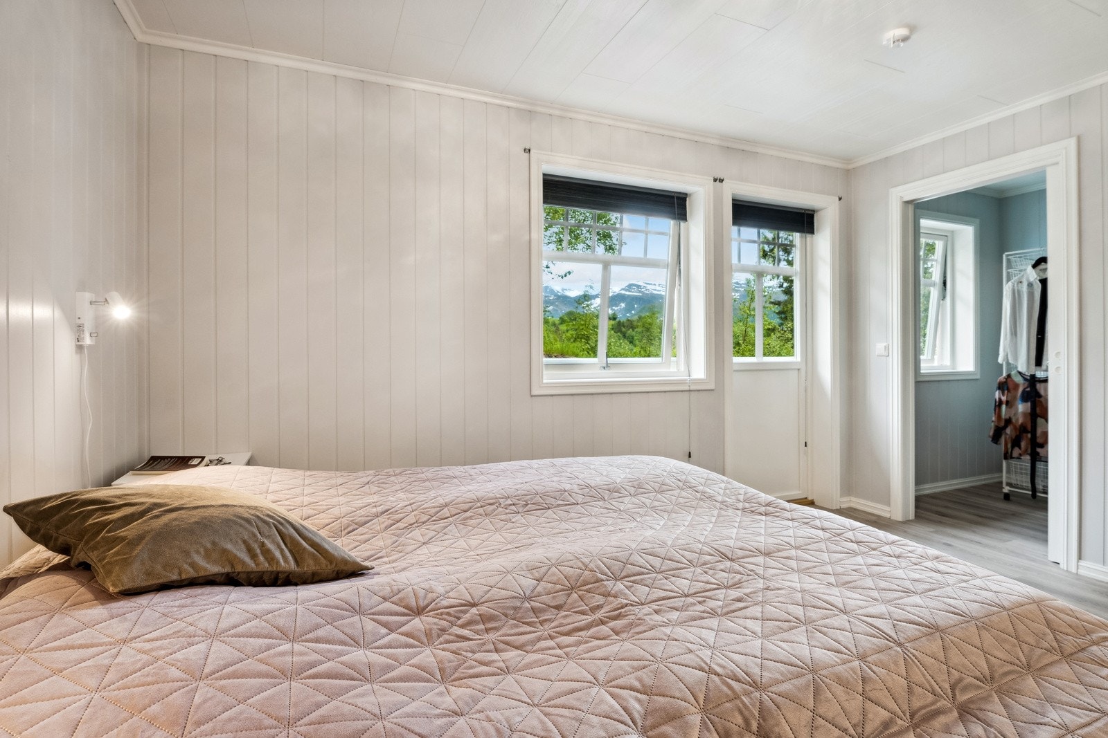 Walk in closet i tilknyting til hovudsoverommet. Galleribilde