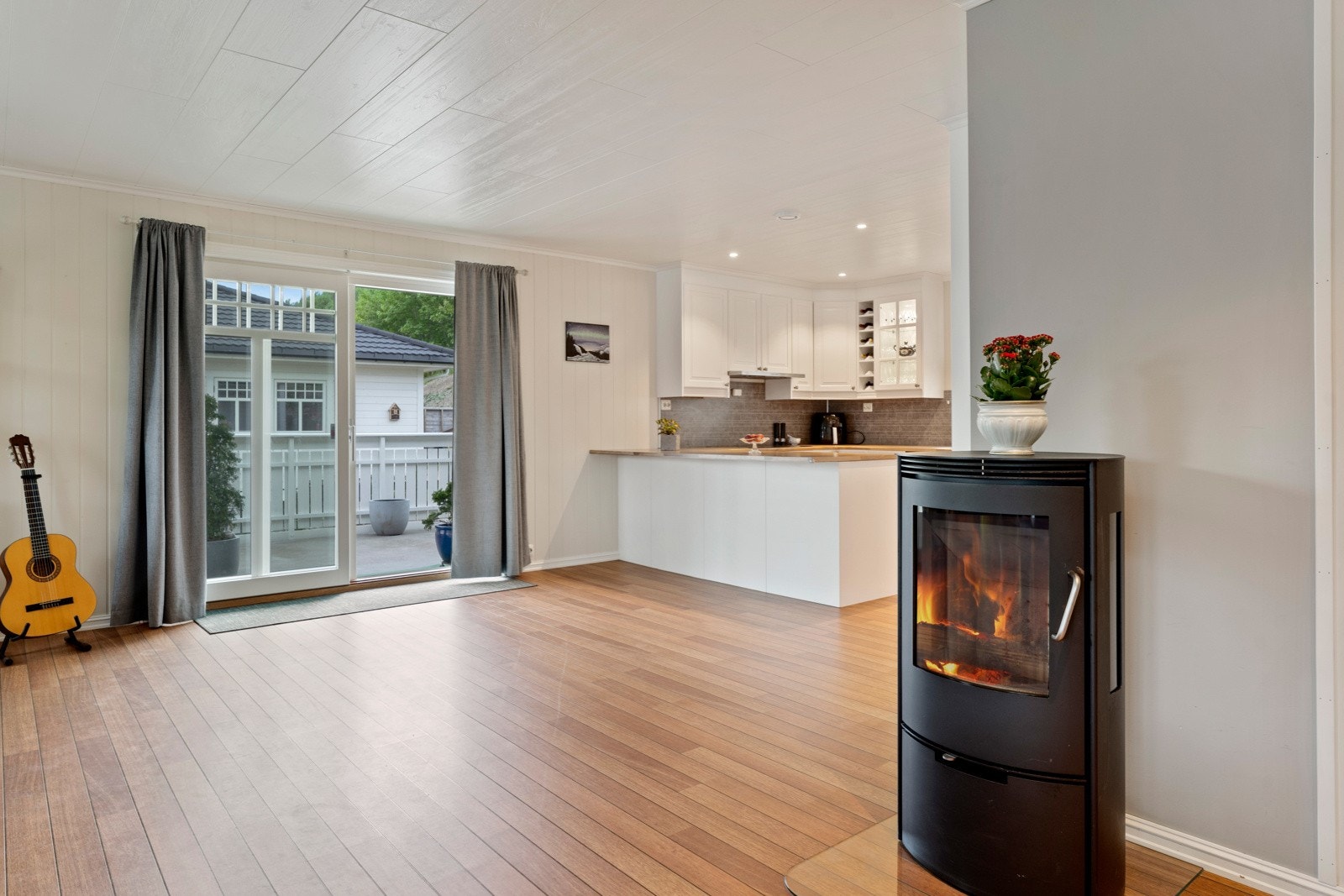 Frå stove/kjøkken har ein utgang til den store sør/vestvendte terrassen. Galleribilde
