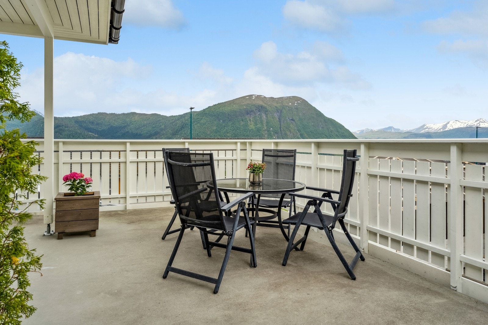 Stor terrasse med god plass til fleire utegrupper. Galleribilde