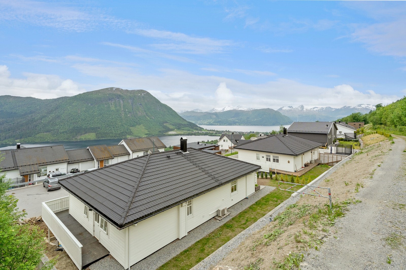 Flott utsikt over Rotevatnet, Rotsethornet, sentrum og Voldsfjorden. Galleribilde