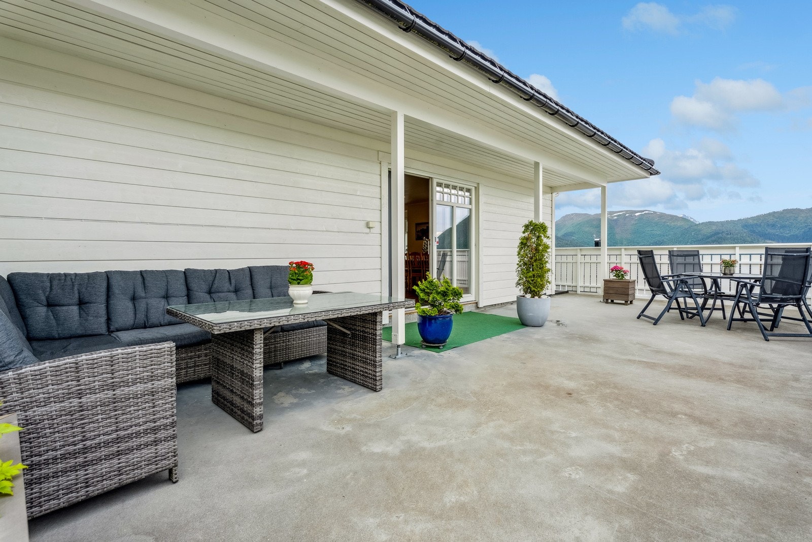 Spisebord, sittegruppe, grill og barnebasseng - her får du plass til alt! Galleribilde
