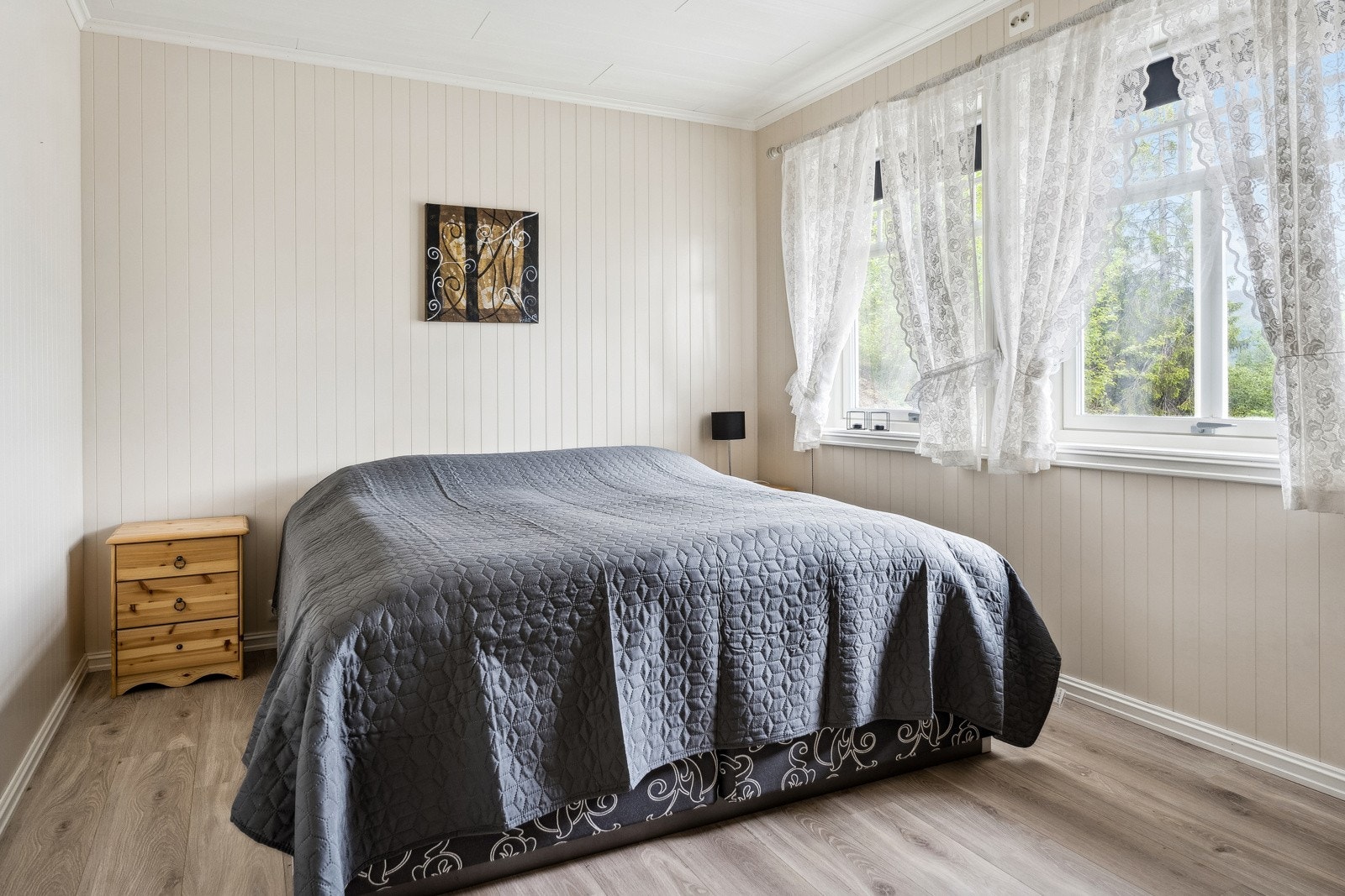 Det er 3 soverom i bustaden i tillegg til kjellarstova som og kan nyttast som soverom. Galleribilde
