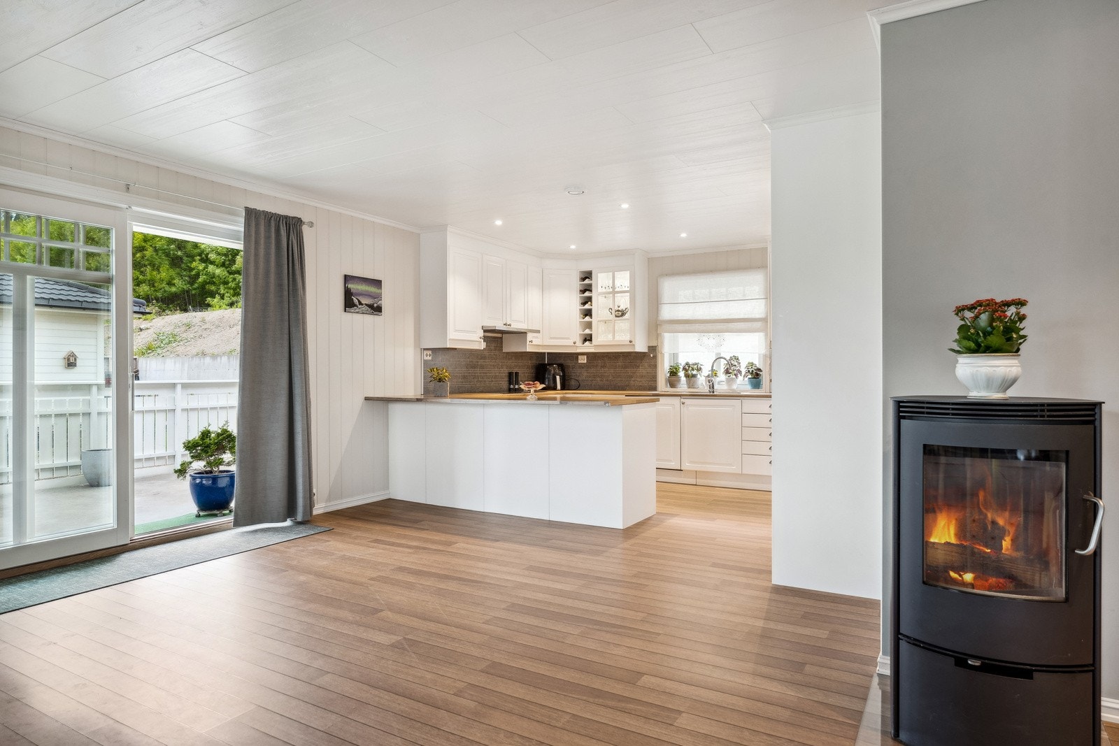 Kjøkkenet er i open løysing med stova, men samstundes tilbaketrekt. Galleribilde