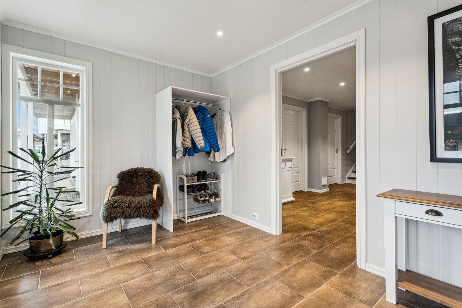 Velkome inn! Inn ytterdøra vert du møtt av ein lys og hyggjeleg entré og vidare inn i ei romsleg hall. Galleribilde