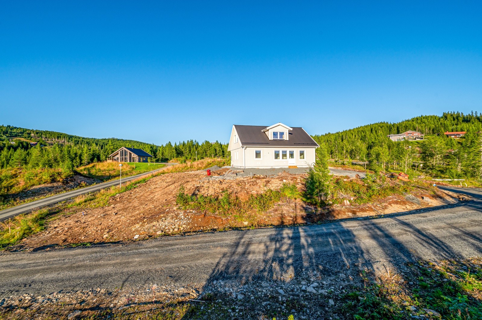 Fra eiendommen er det kort vei til både dagligvare, skole og barnehage. Galleribilde