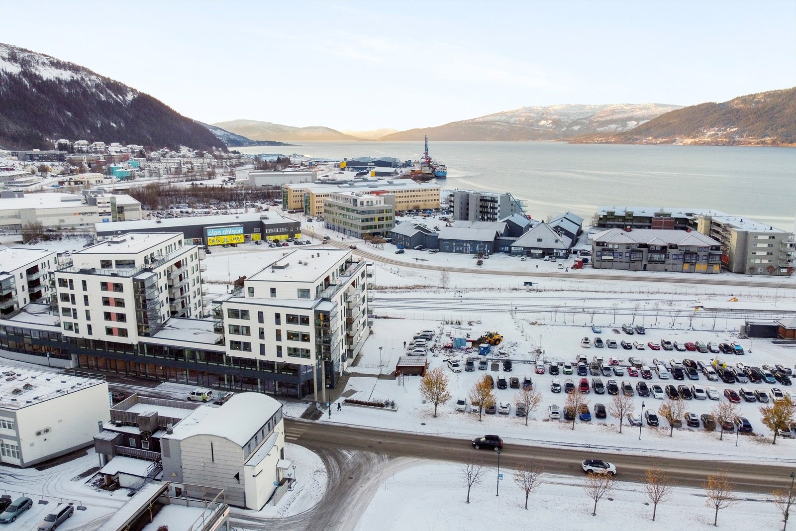 Her får du nærhet til alt du trenger for en lettvint hverdag. Dagligvarebutikker, parker, turmuligheter, sentrum med kjøpesenter, kulturtilbud, offentlige kontorer, bibliotek og mye mer! Galleribilde