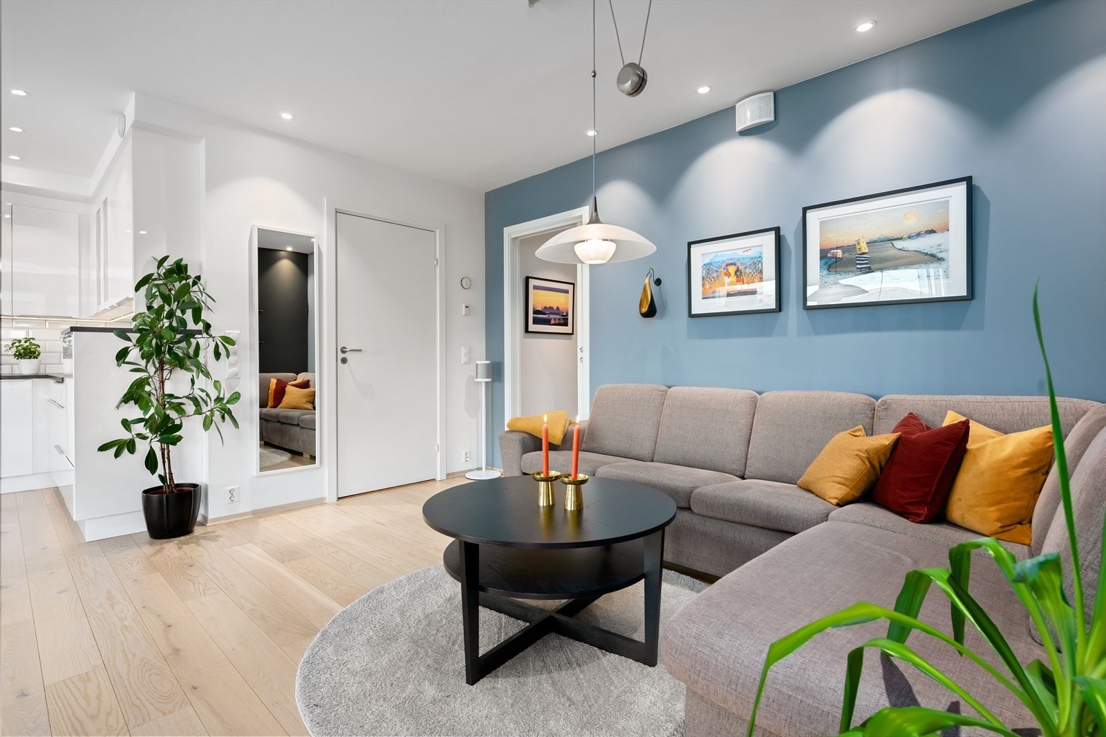 Romslig stue der du får plass til både sofagruppe, spisestue og sittegruppe. Galleribilde