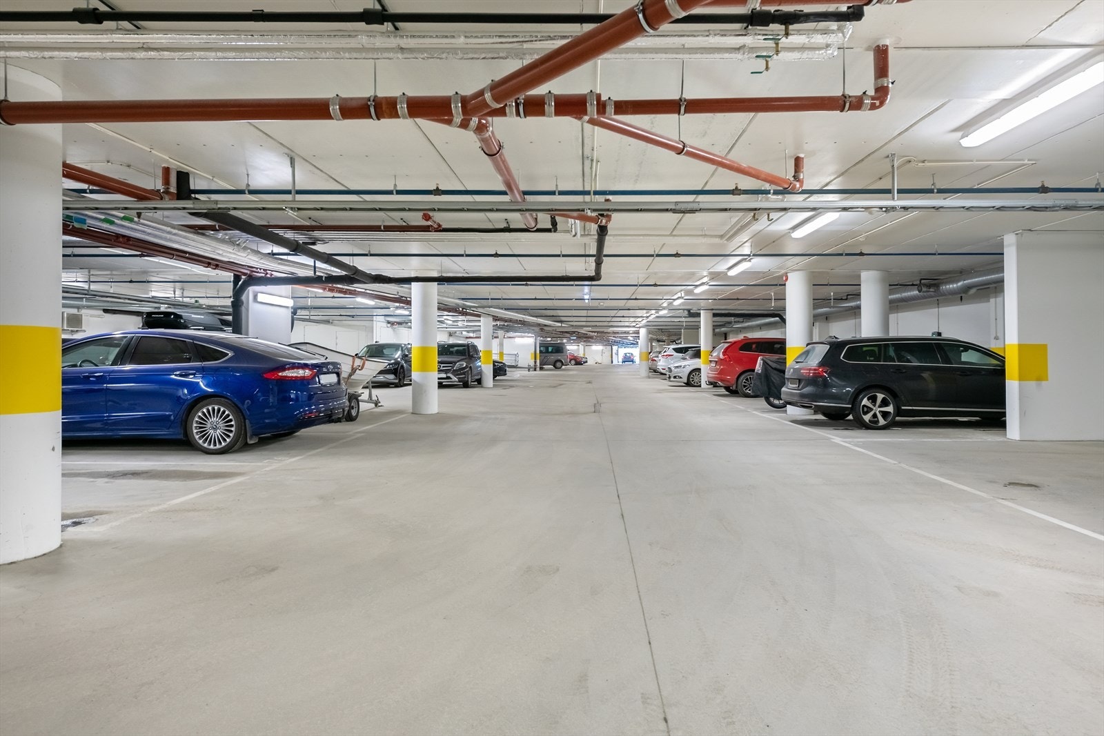 Oppvarmet parkeringskjeller, egen parkeringsplass nr. 74 i det oppvarmede garasjeanlegget. Montert el-billader, type Zaptec PRO 22kW elbil-lader. Galleribilde