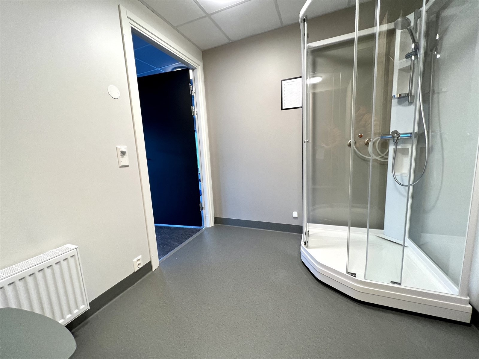 FELLESROM. Dusj i tilknytning til treningsrom og badstue. Separate toalettrom. Galleribilde