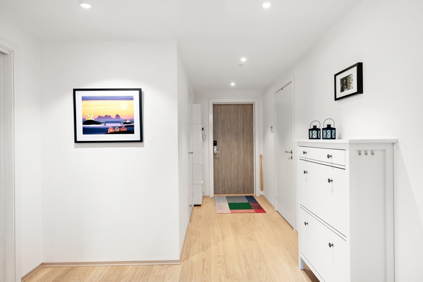 Entrè med garderobe og garderoberom, med tilgang fra heis og
trapp samt mellomgang. Galleribilde