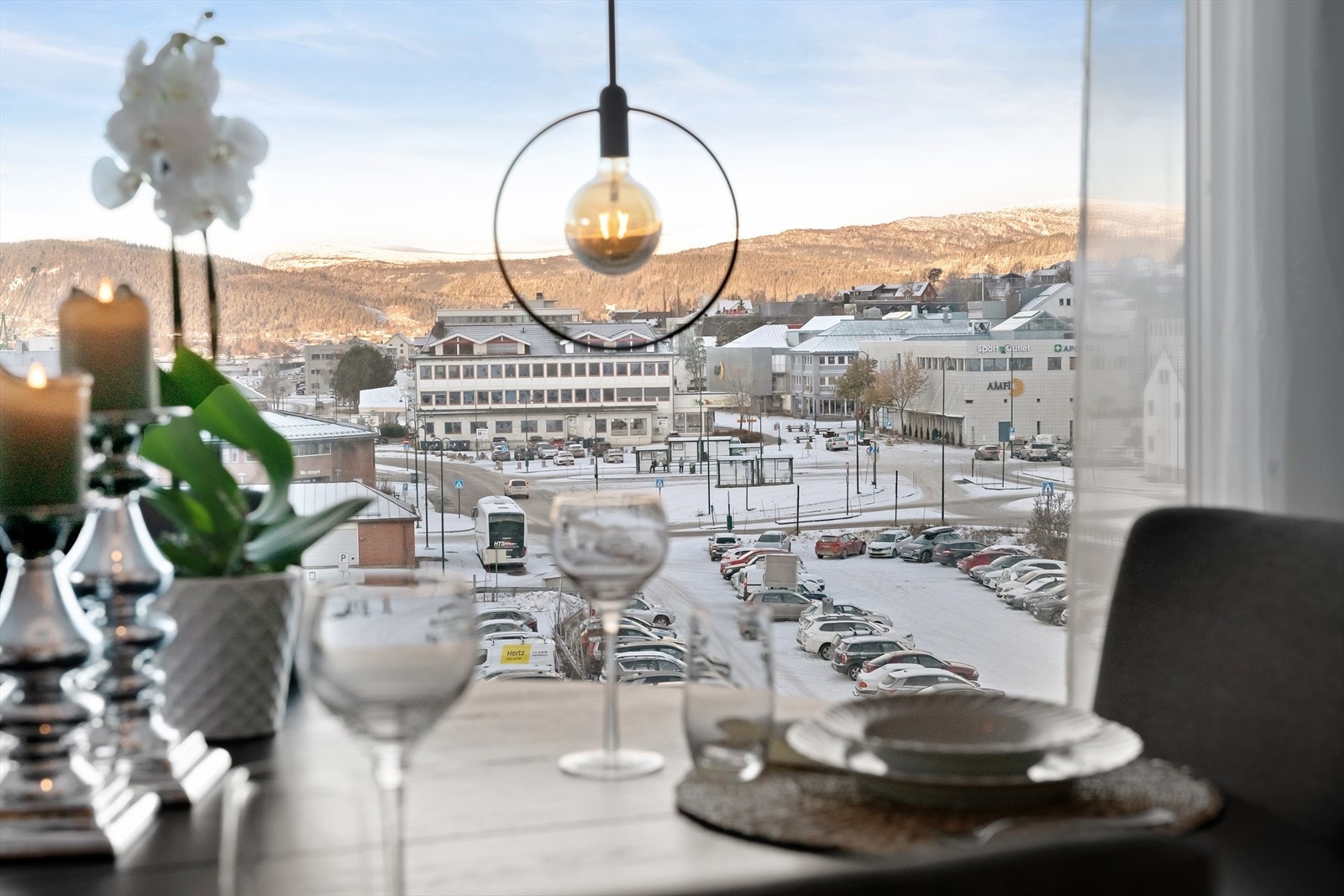 Spisestue, meget lang solgang sommerstid fra formiddag til kveld samt majestetisk utsikt ut fjorden og omkringliggende
områder fra altansiden og stuesiden. Galleribilde