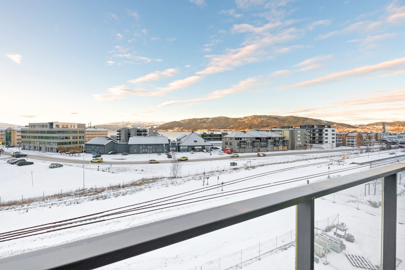 Utsikt fra altan. Helt nydelig stor og ekstra påkostet leilighet
beliggende i 5.etasje i moderne nyere blokkbebyggelse midt i Mo sentrum. Galleribilde