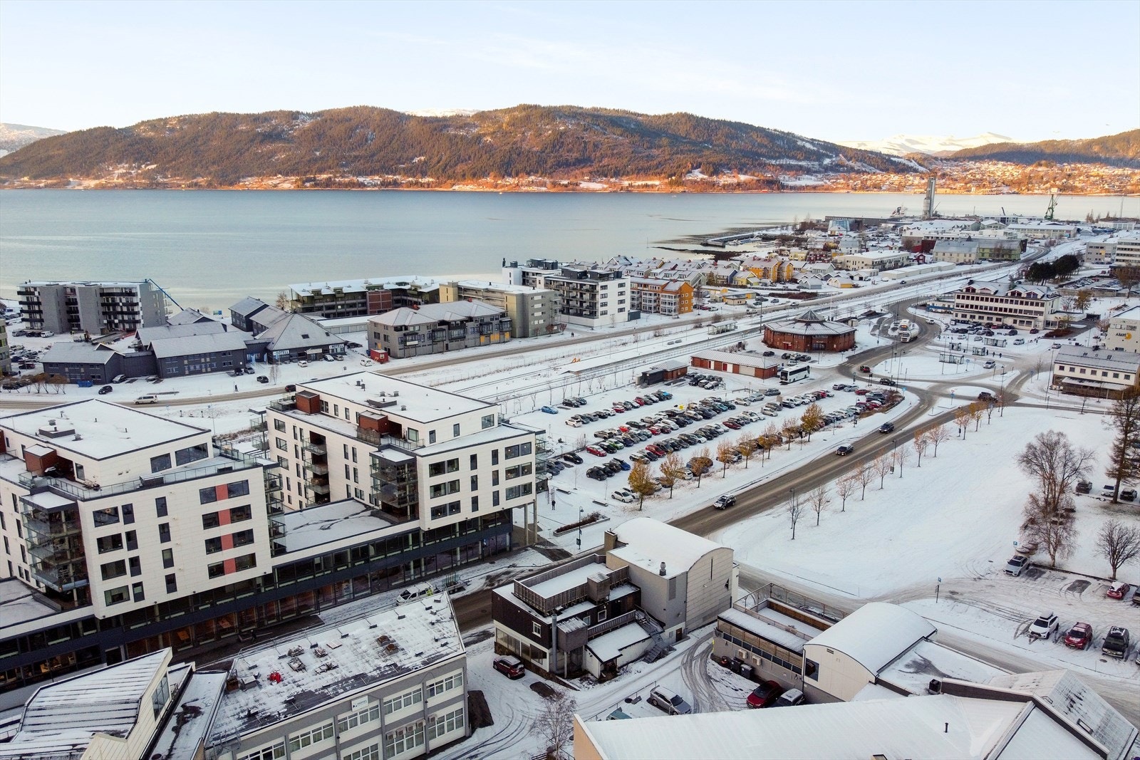 En aktiv trivselgruppe i borettslaget arrangerer onsdagskaffe,
samlinger med spill i parkeringskjeller samt julebord i allrommet. Det er også etablert 2 stk felles uteterrasser som beboerene kan møtes til hyggelig samvær. Galleribilde