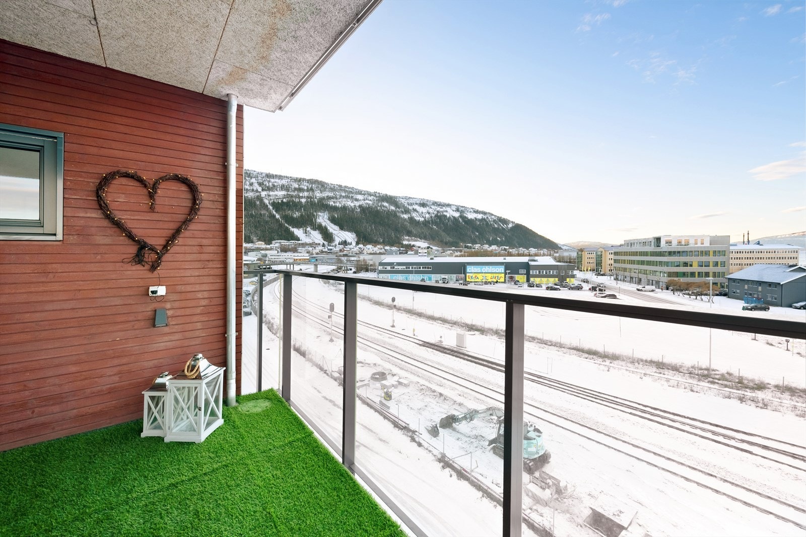 Altan på ca 15 kvm med betongdekke og glassrekkverk. Adkomst via skyvedør fra stue. Galleribilde