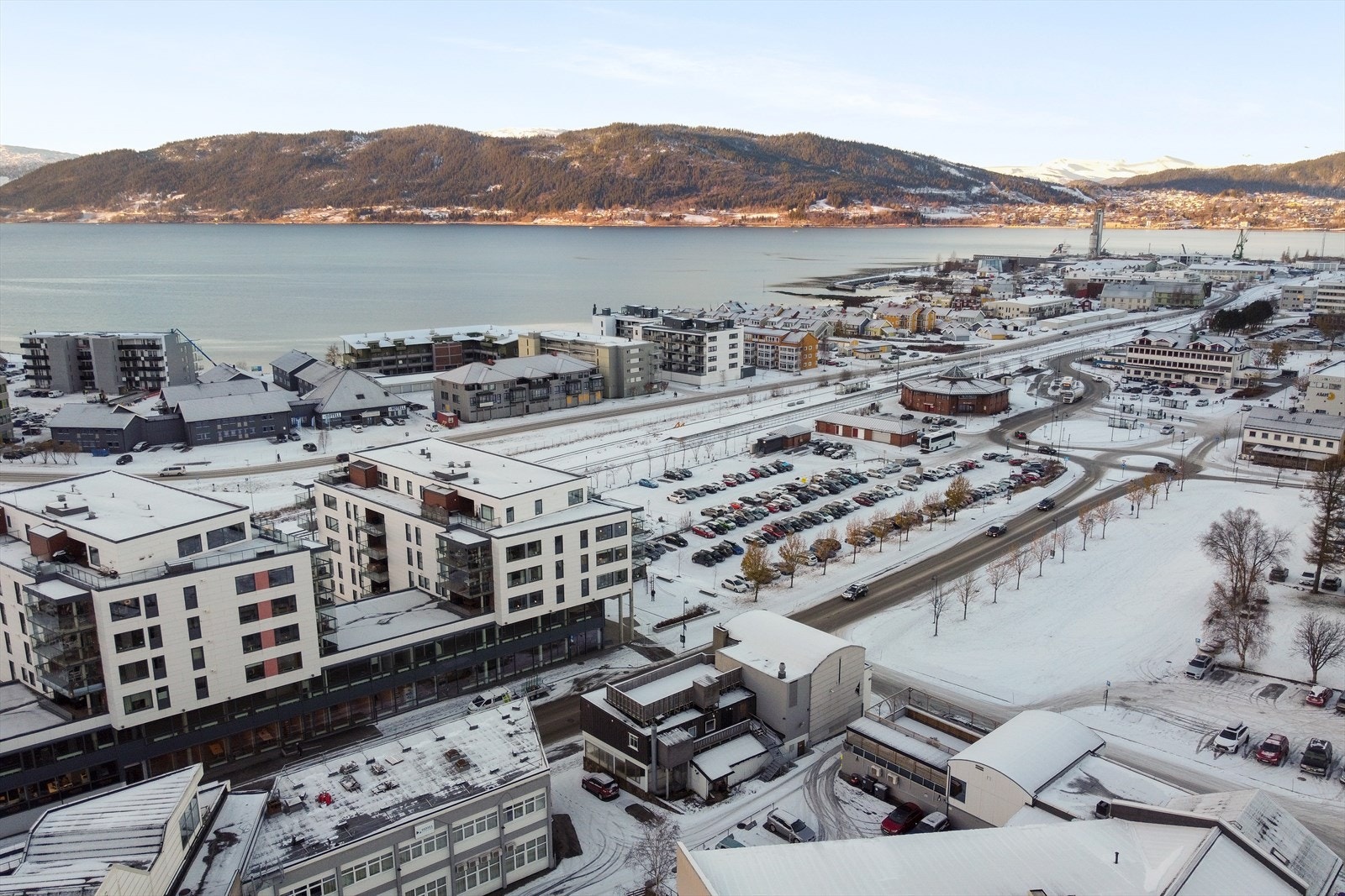 Selger har tegnet og betaler Dobbelboligforsikring fra Gjensidige. Det er kjøper av denne boligen som blir dekket av forsikringen. Se info lenger bak. Selgere er i tillegg fleksibel med hensyn til
overtagelsesdato. Galleribilde