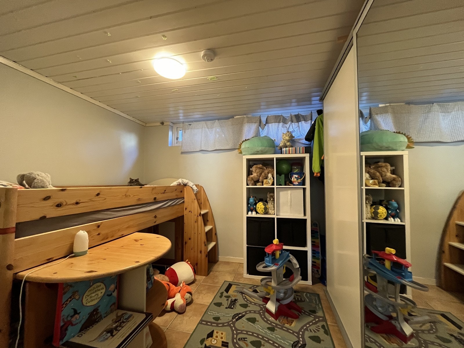 Soverom med skyvedørsgarderobe Galleribilde