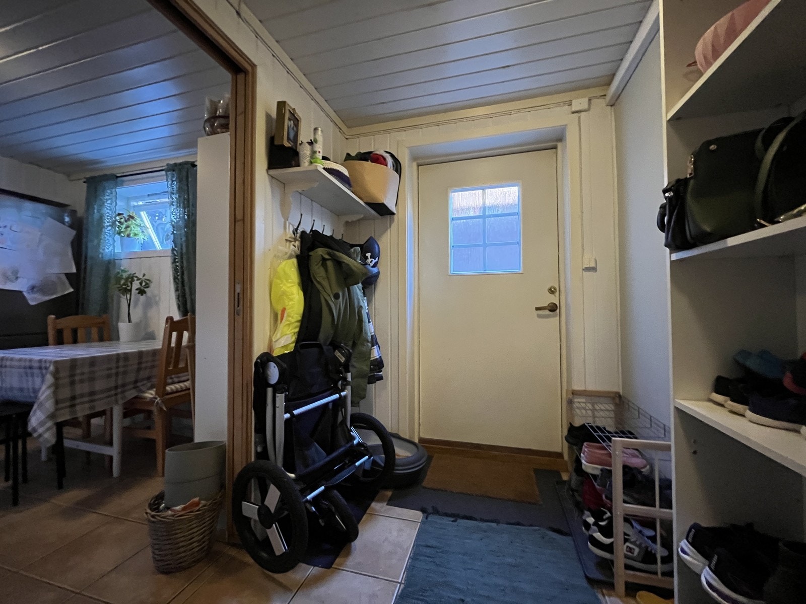 Gang med plass til yttertøy og sko Galleribilde