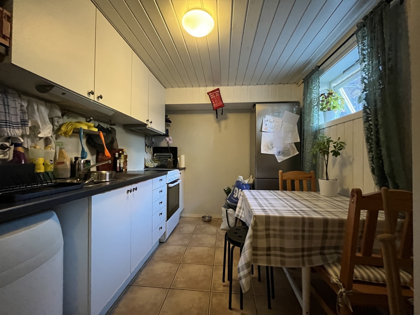 Kjøkkeninnreding med mye skap og benkeplass Galleribilde