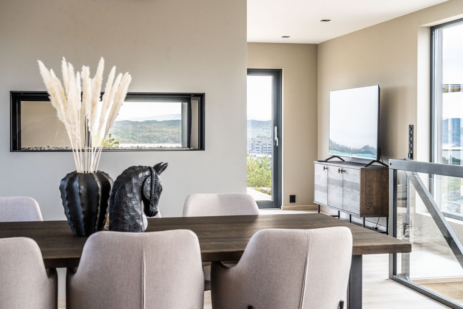 Mellom stue og kjøkken er det montert en gasspeis som setter stemningen Galleribilde