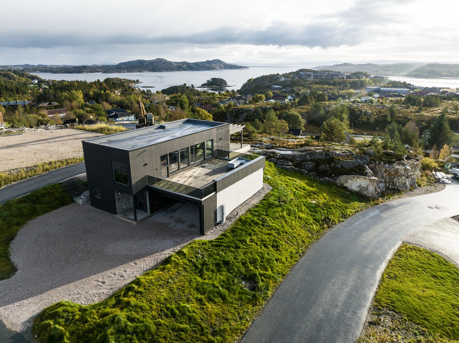 Velkommen til Fillaunveien 54! En nyoppført enebolig med fantastiske utsiktsforhold over Fillan sentrum! Galleribilde