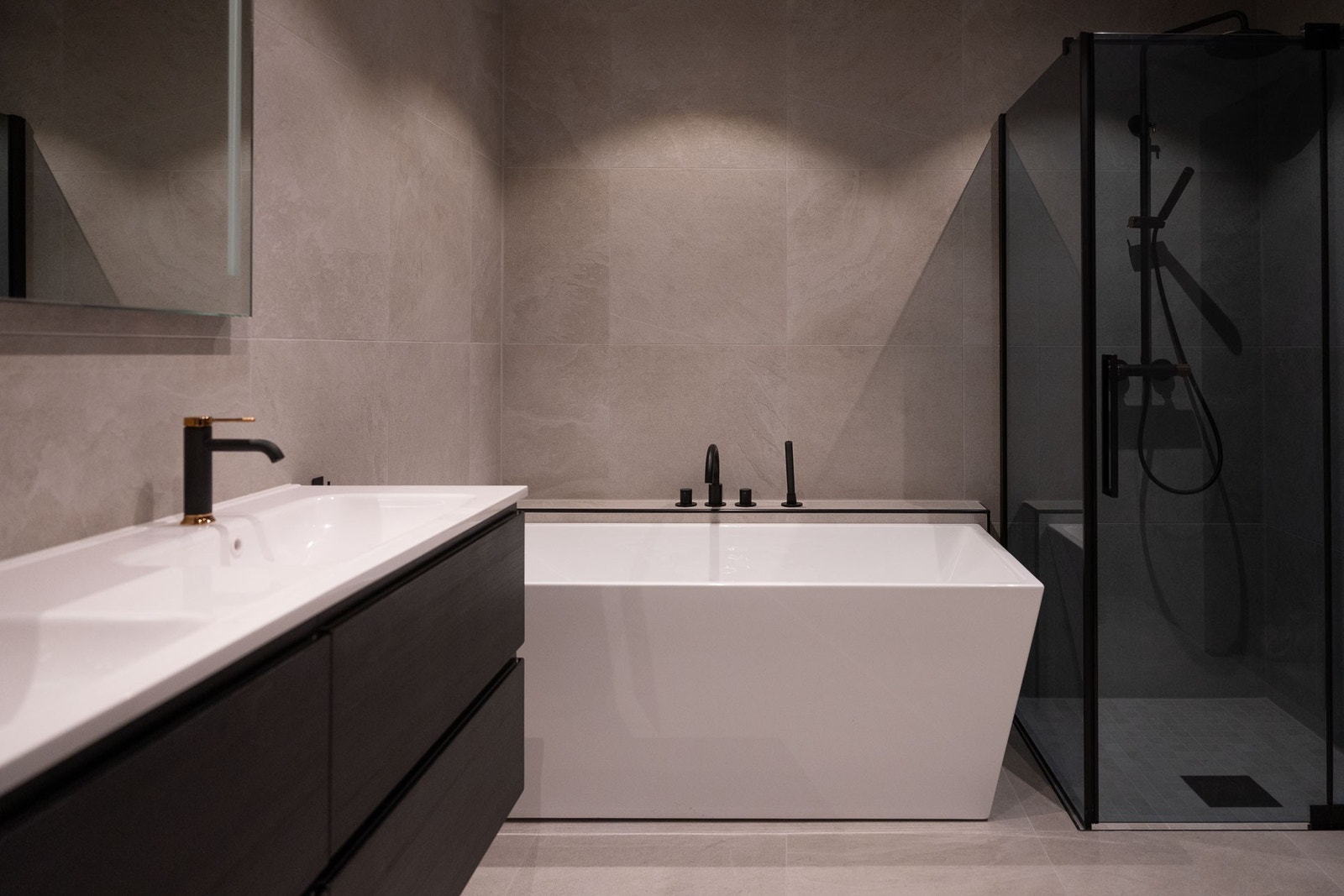 Nydelig flislagt bad med inngang til eget vaskerom Galleribilde