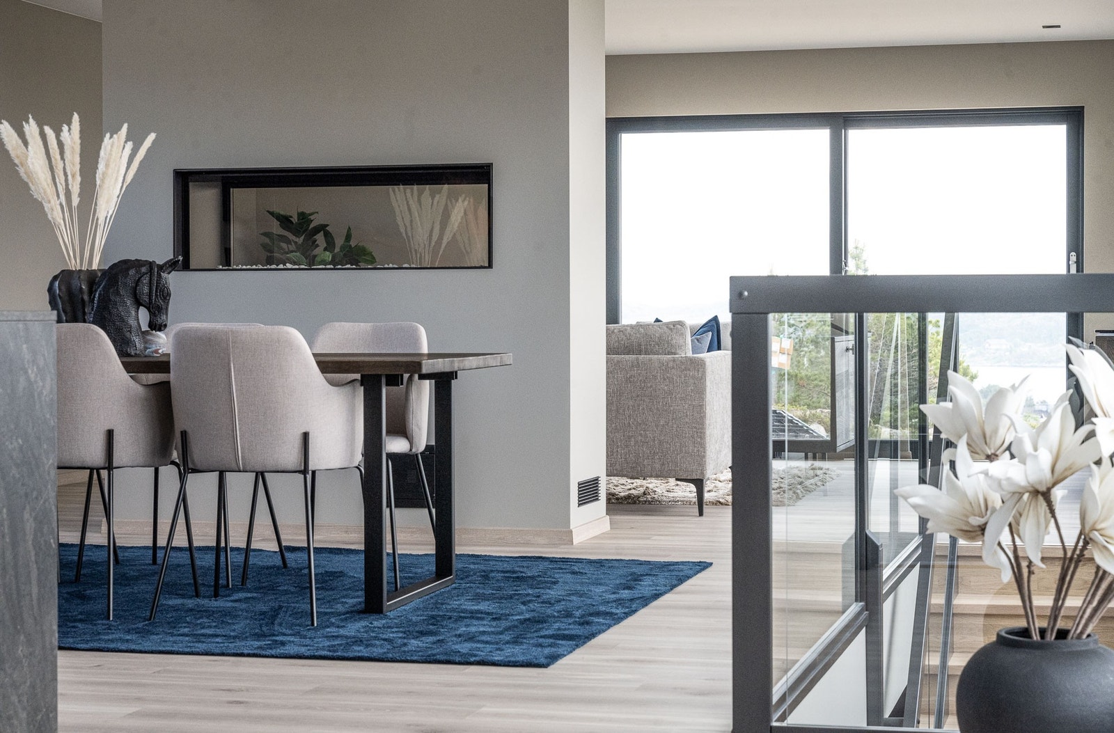 Mellom stue og kjøkken vil du ha god romfølelse med god plass til spisebord Galleribilde