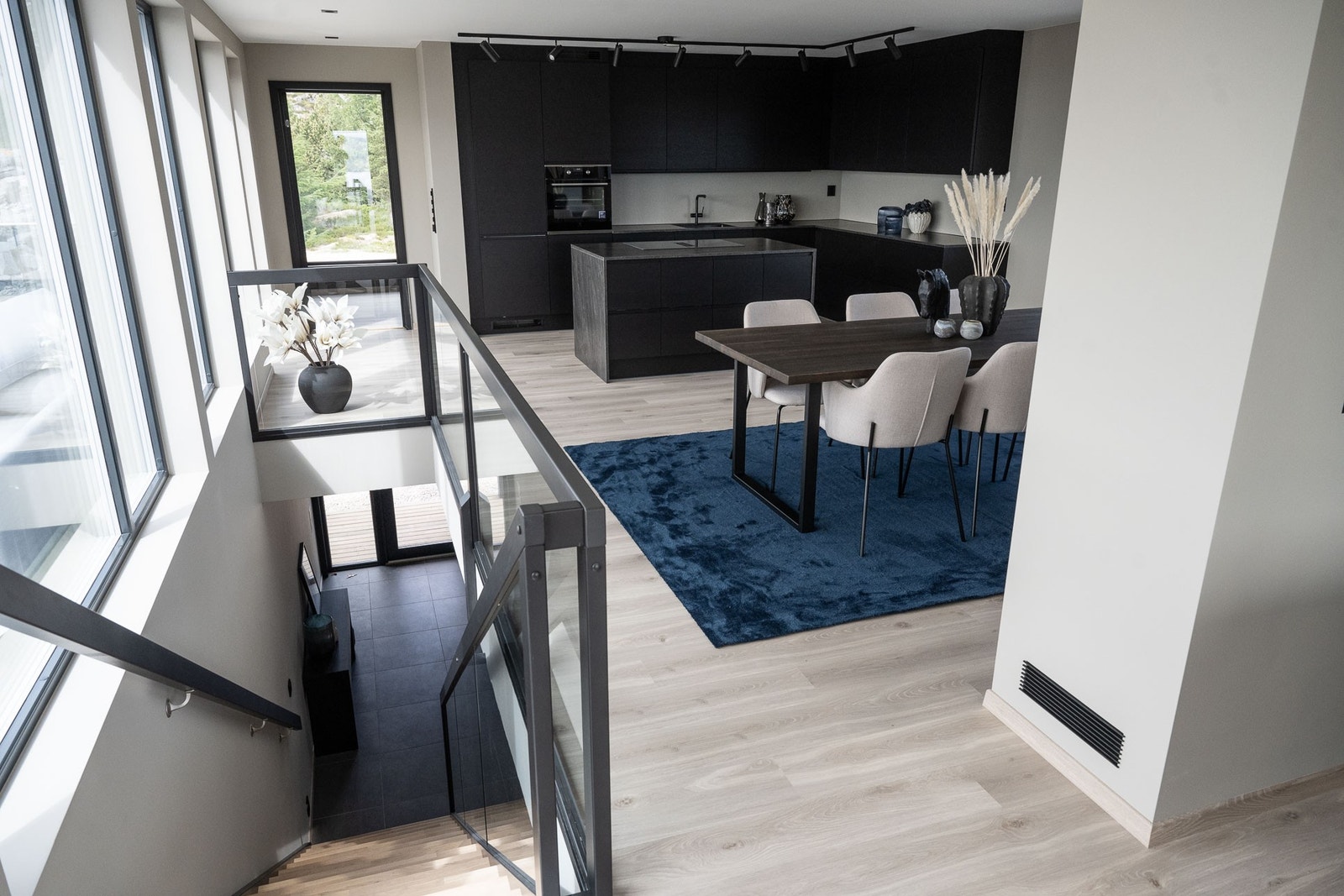 Kjøkkenet er levert fra JKE og er betydelig oppgradert med ekstra overskap og kjøkkenøy Galleribilde