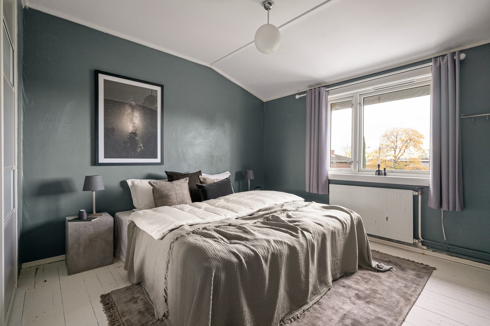 Stort soverom med god plass til dobbeltseng. Galleribilde