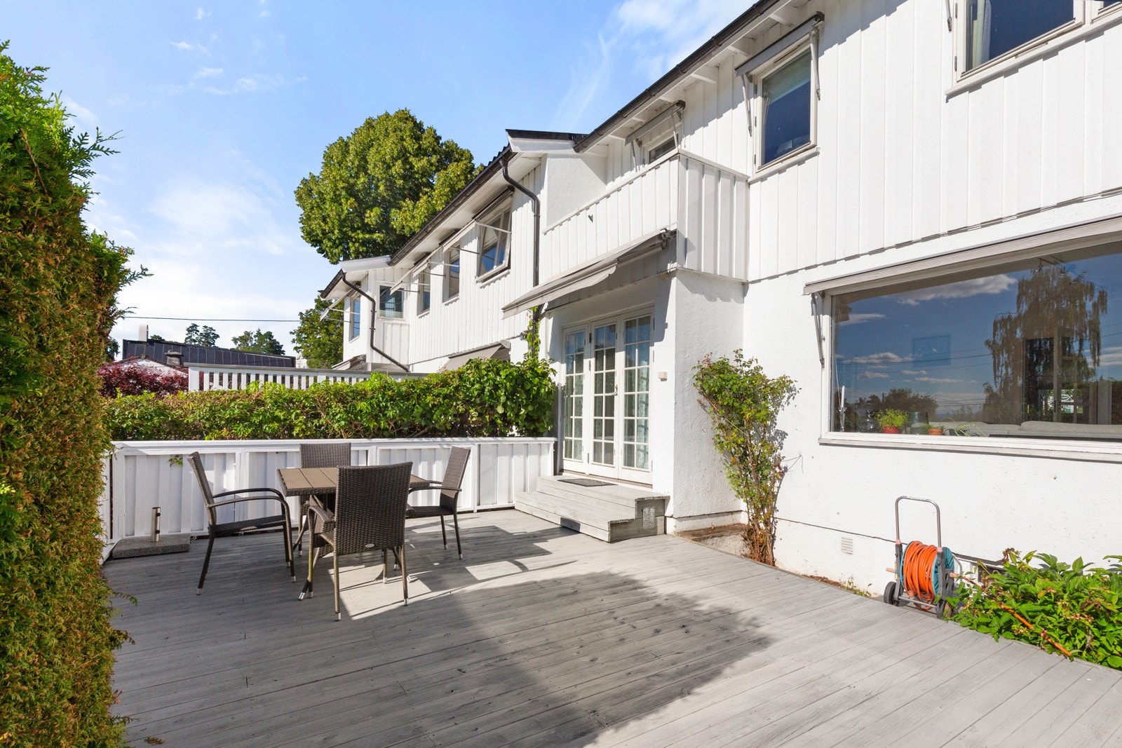 Rekkehus over 3 plan med lune uteplasser og felles hage. Galleribilde