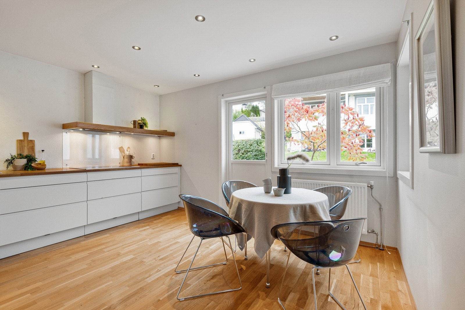 Lyst og pent kjøkken med godt med benkeplass. Galleribilde