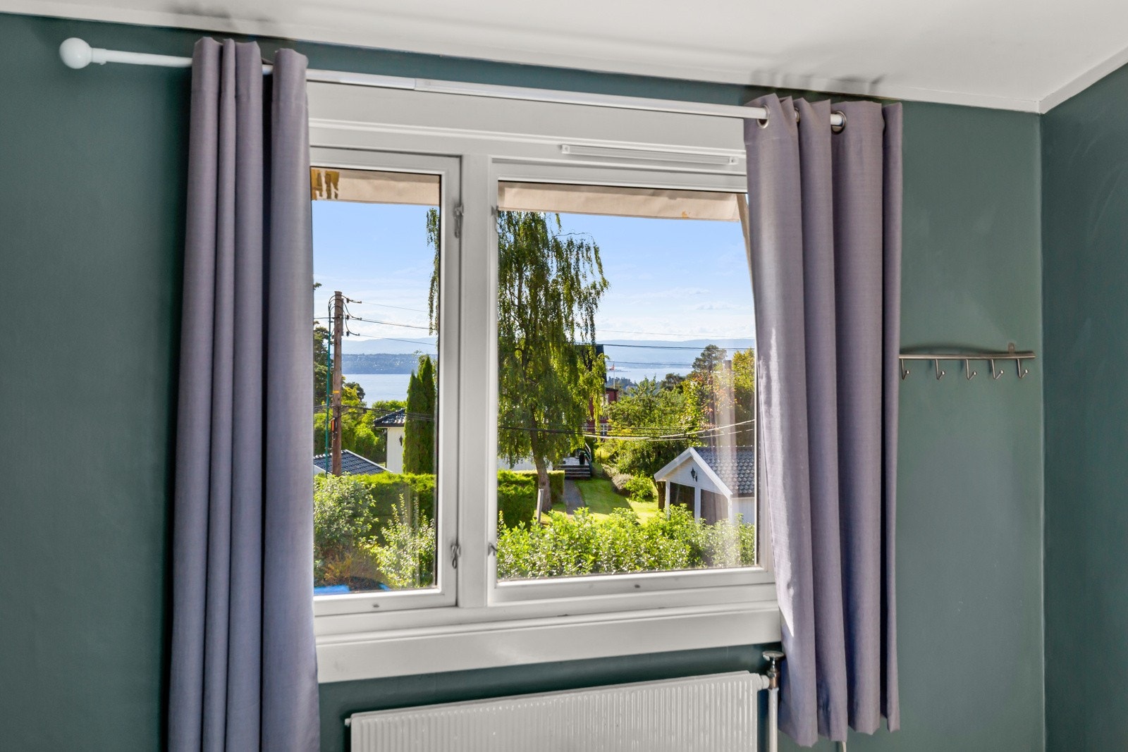 Flott utsyn over nærområdet fra soverommet. Galleribilde