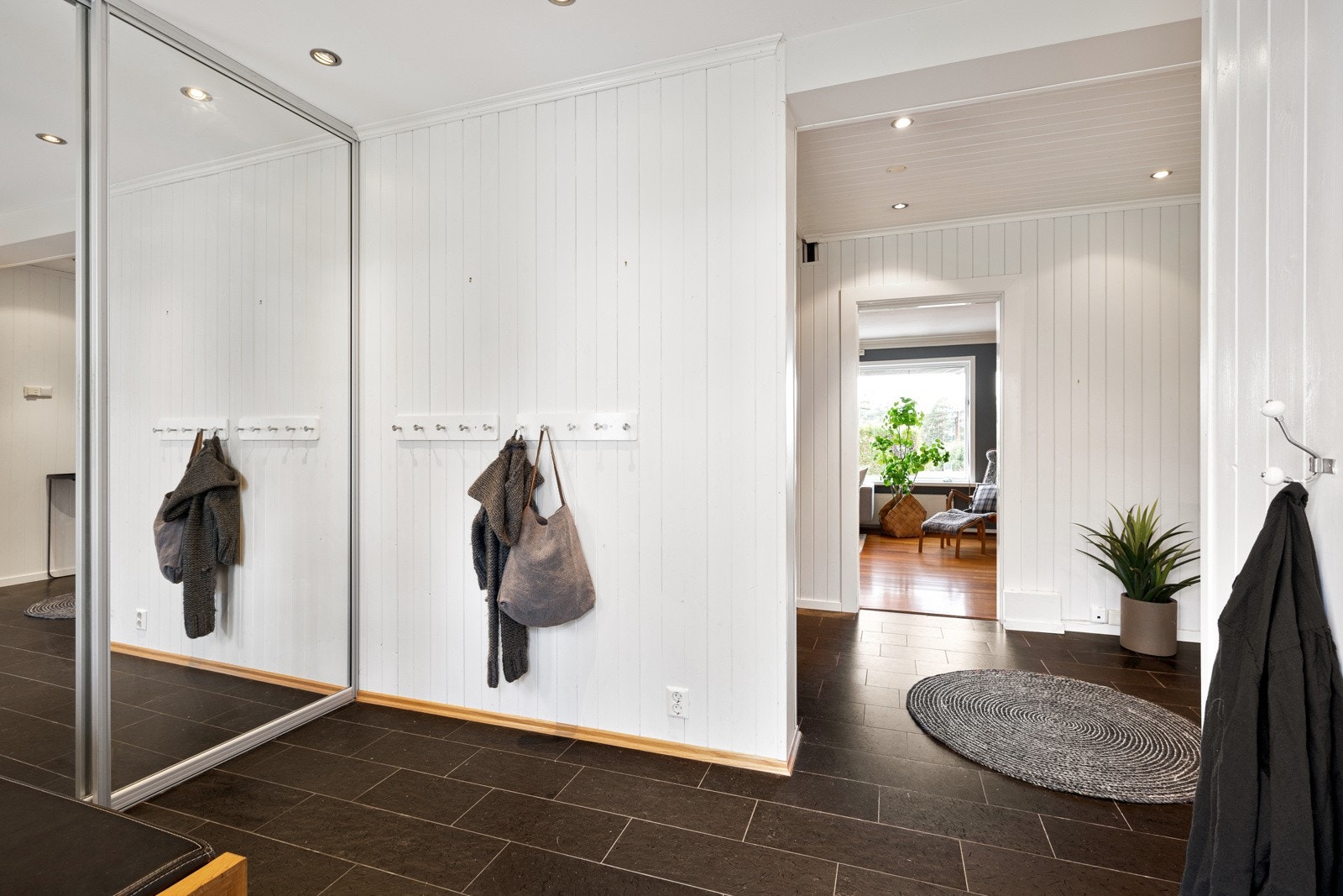 Hyggelig entrè med garderobe. Galleribilde