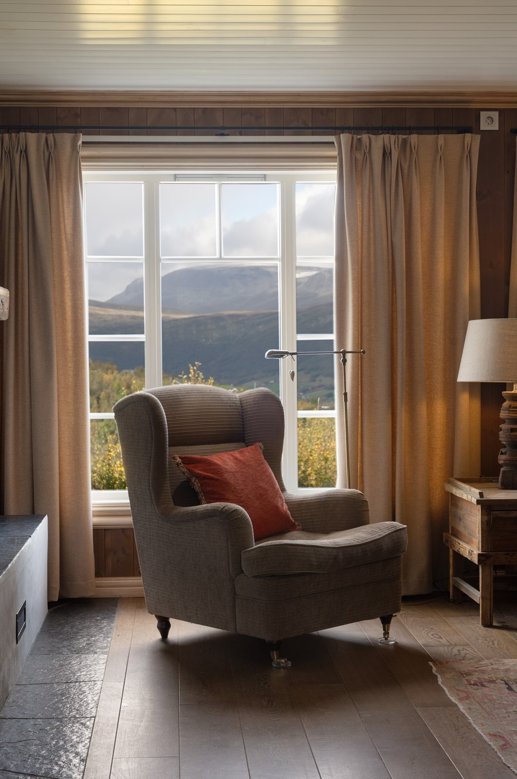 Flott utsikt mot Hallingskarvet fra stuevinduene Galleribilde