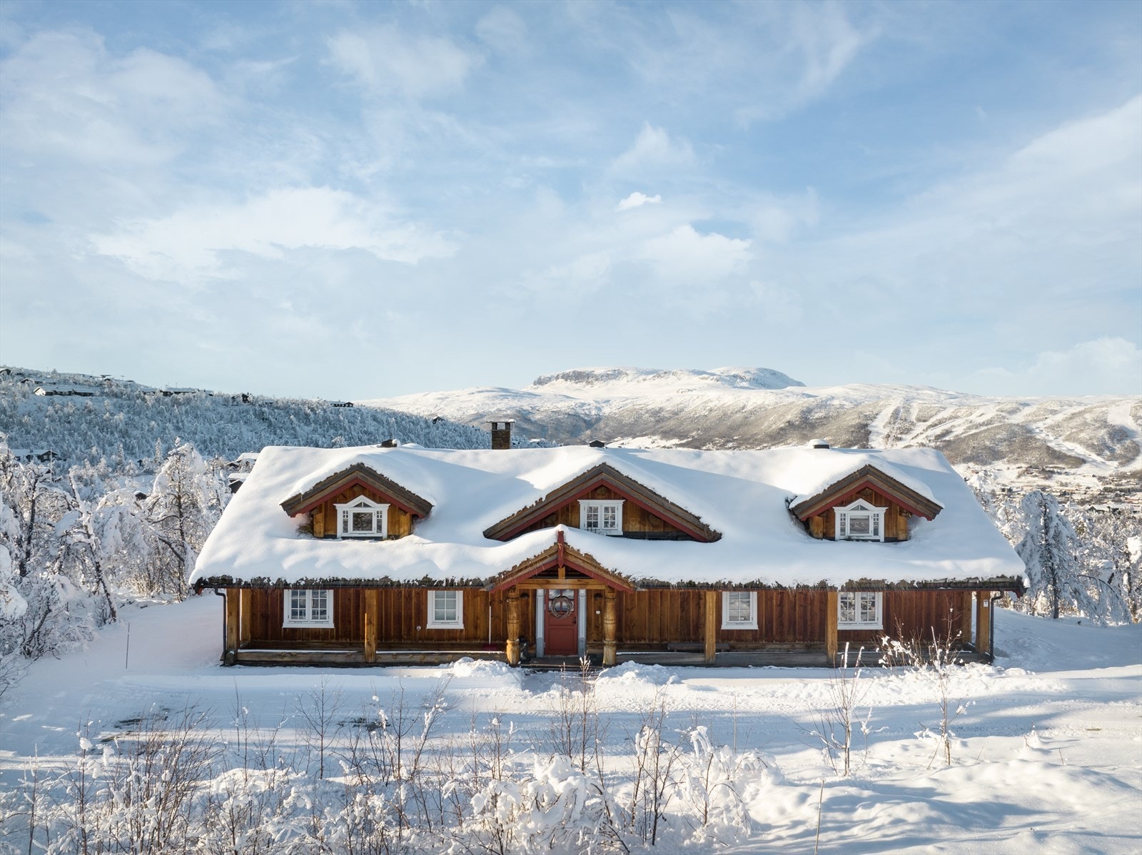 Lomtjødnvegen 109 - flott beliggenhet og vakker utsikt bl.a. mot Hallingskarvet og Geilo. Galleribilde