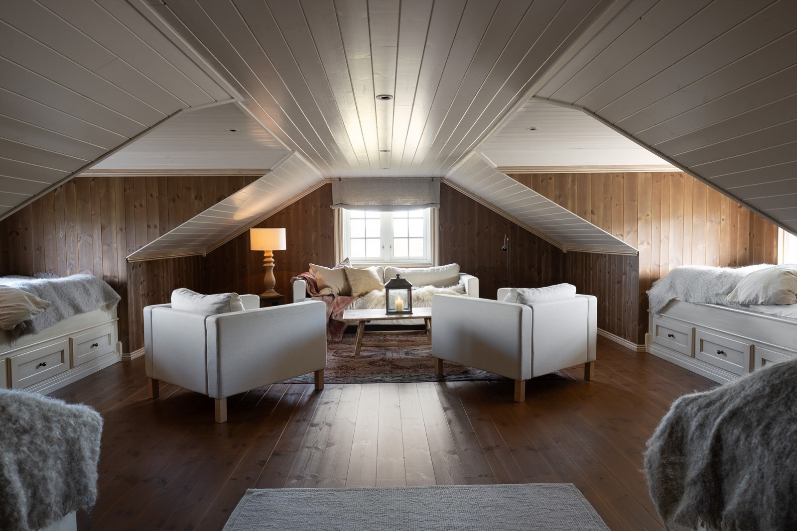 Soverom 1i 2. etg. med 4 senger og sofagruppe Galleribilde