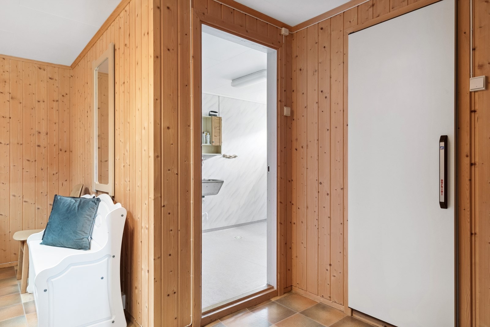 Sokkeletasje er tilgjengelig fra trapp og har i tillegg egen inngang Galleribilde