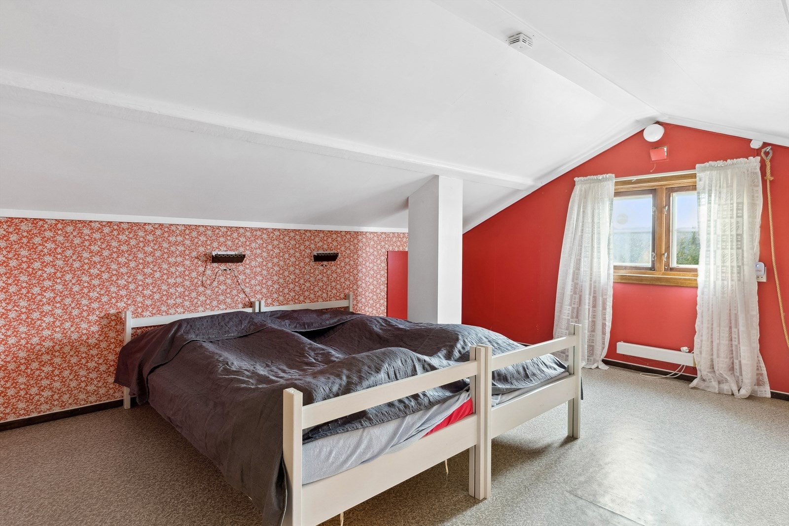 Innredet rom på loft Galleribilde