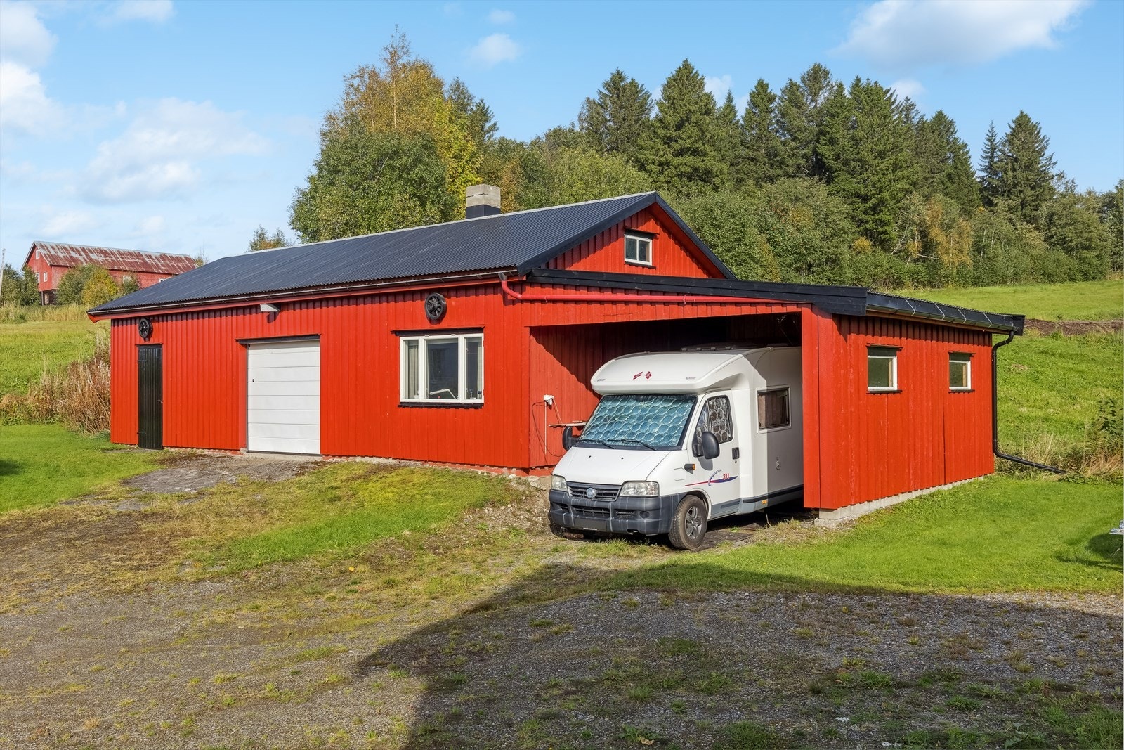 Verksted og peisestue med overbygg til campingbil Galleribilde