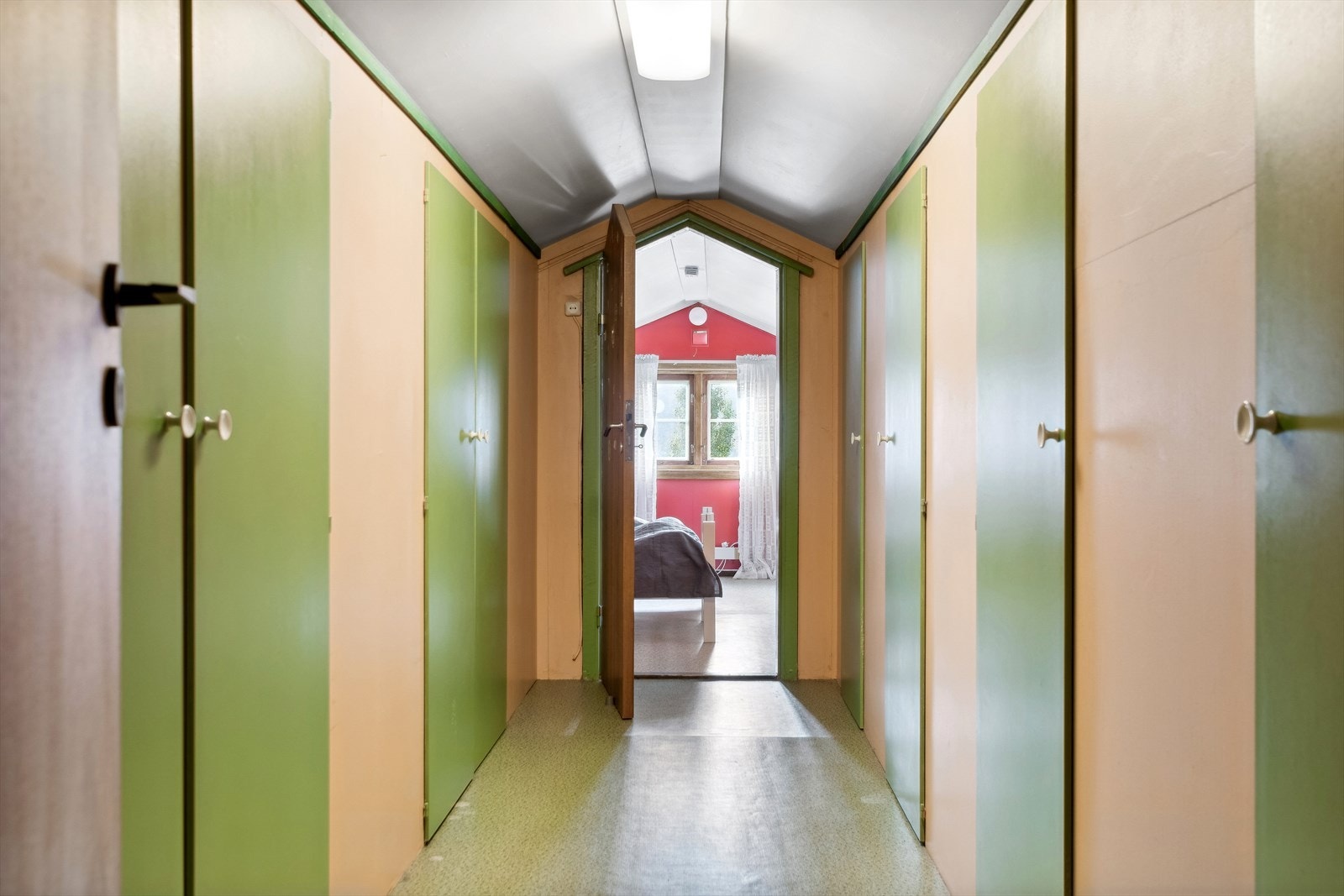 Rom på loft benyttet til lagring Galleribilde