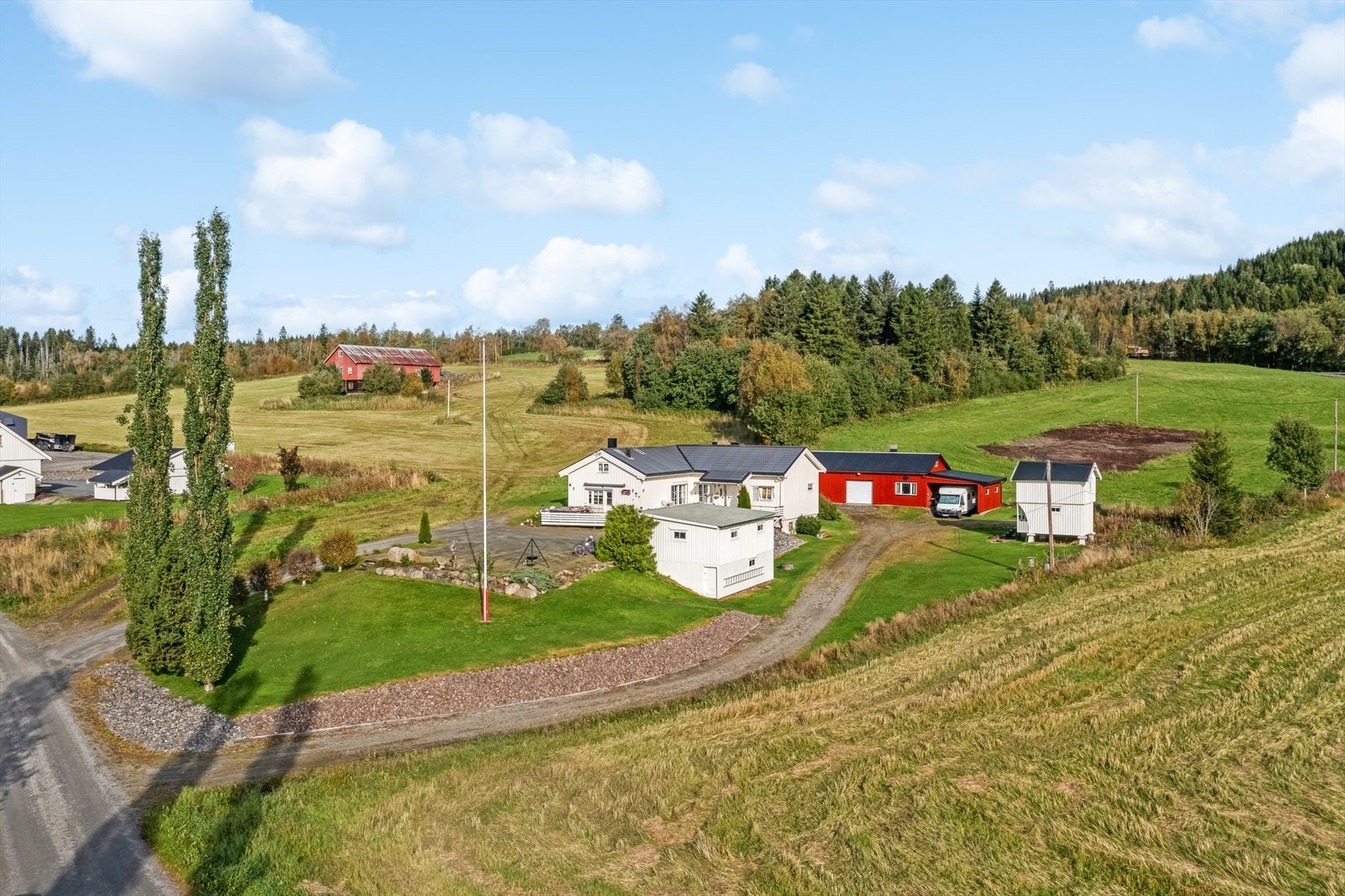 Innholdsrik eiendom med romslig tomt og attraktiv beliggenhet Galleribilde