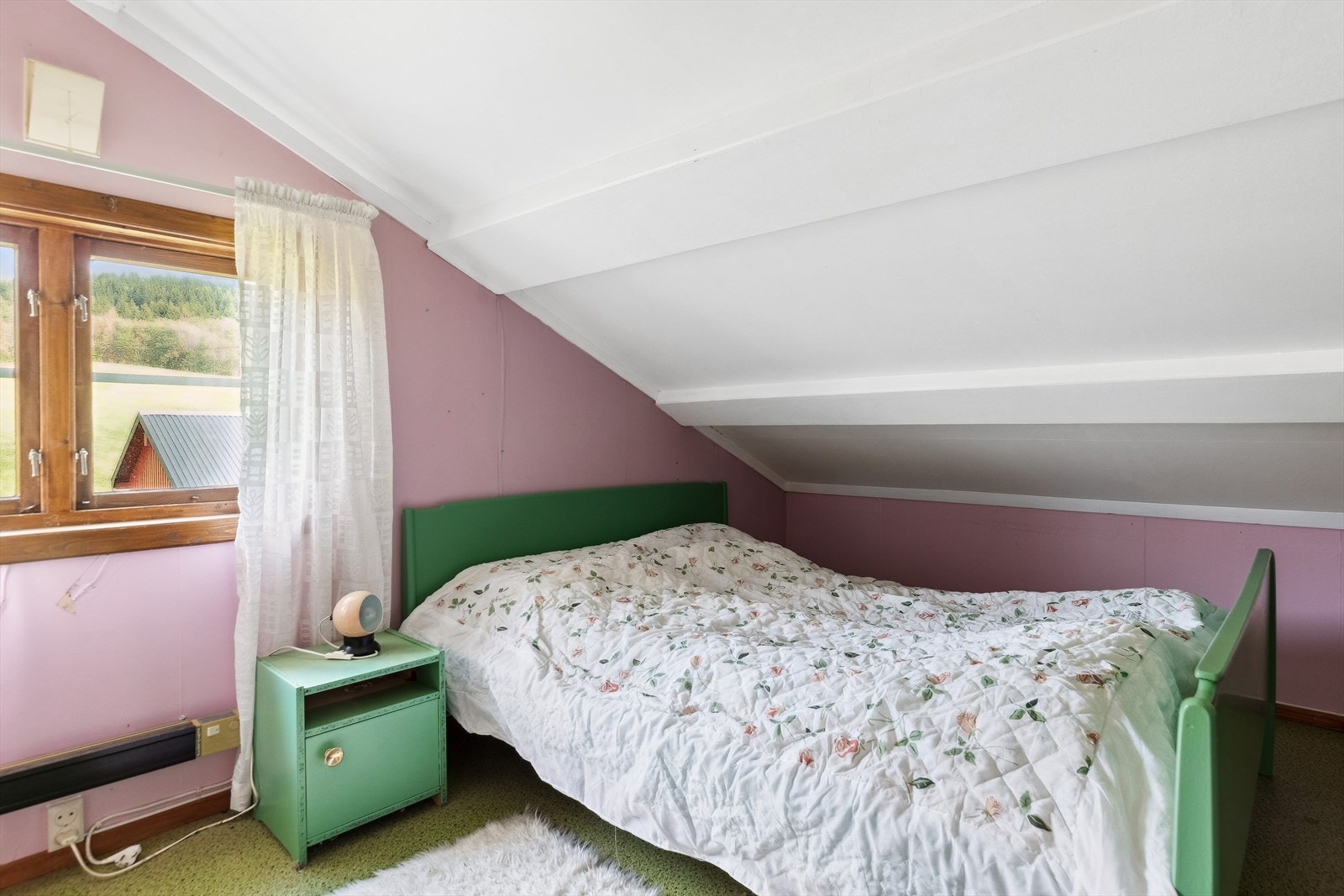Loft er innredet og inneholder 3 rom, hvor 2 av dem er benyttet som soverom. Galleribilde