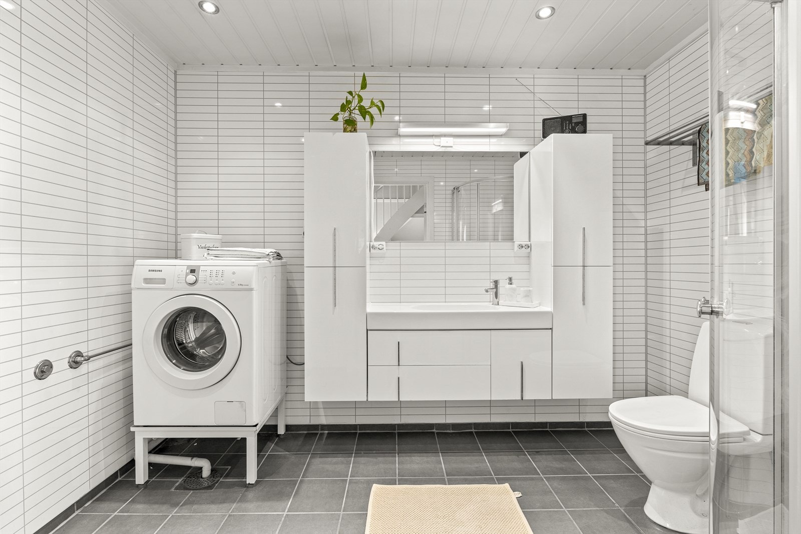 Stort bad med opplegg for vaskemaskin Galleribilde
