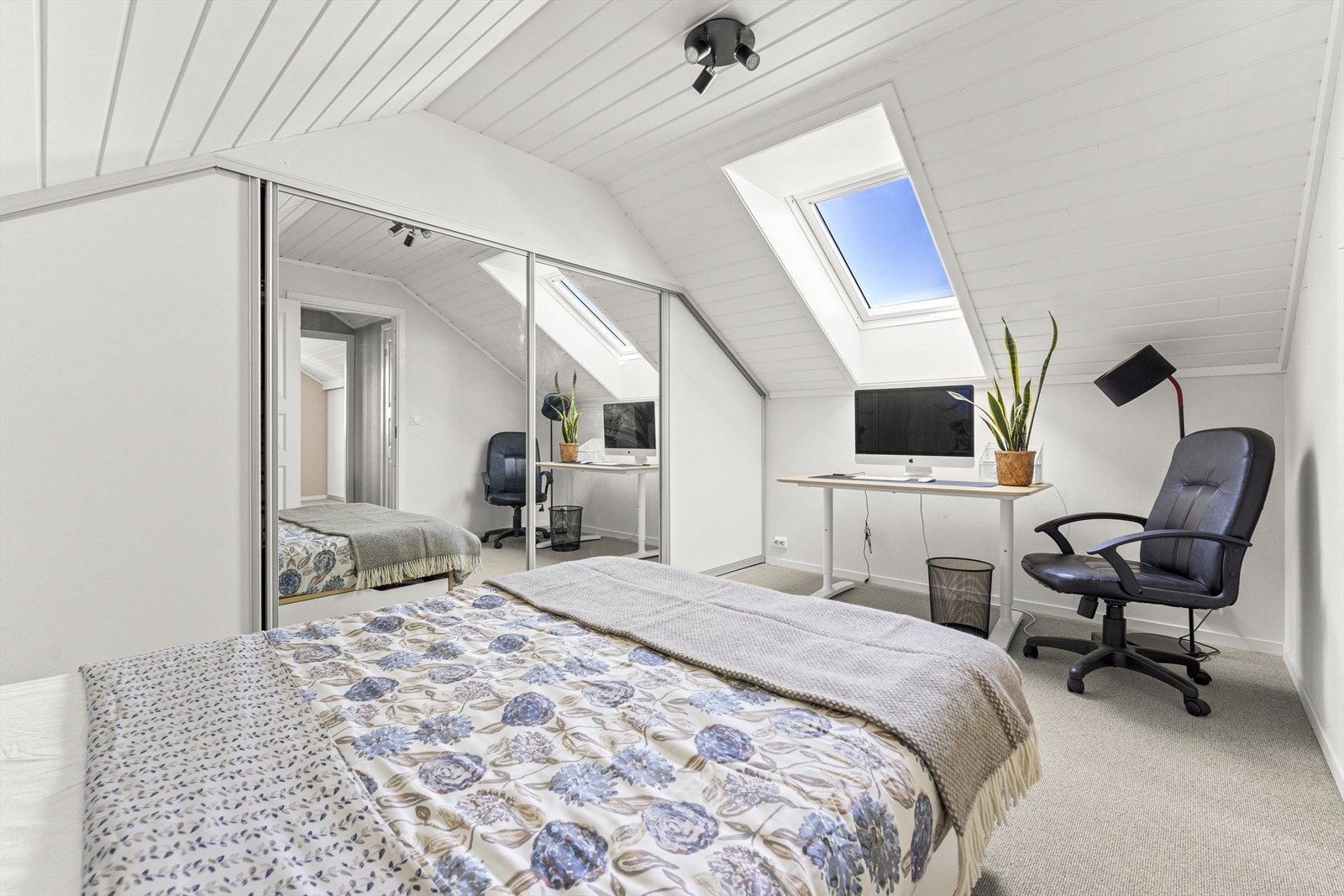 Hovedsoveromet har skyvedørsgarderobe Galleribilde