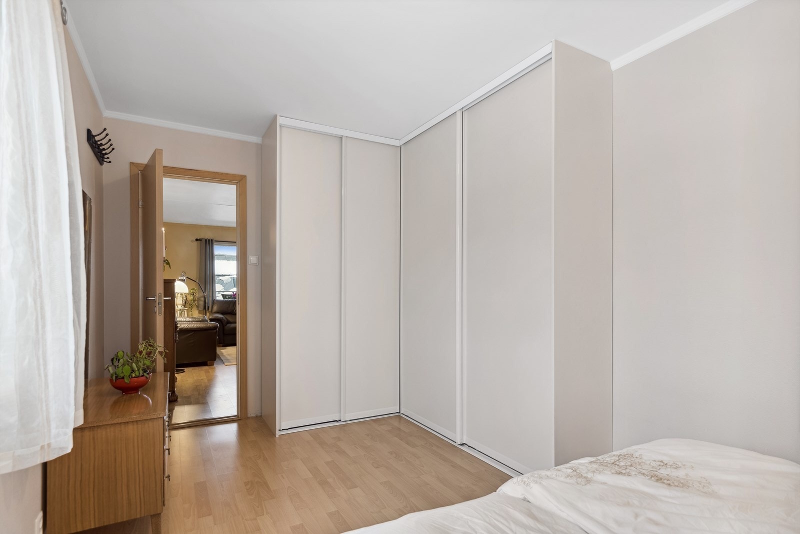 Soverommet er lyst og har skyvedørsgarderobe. Galleribilde