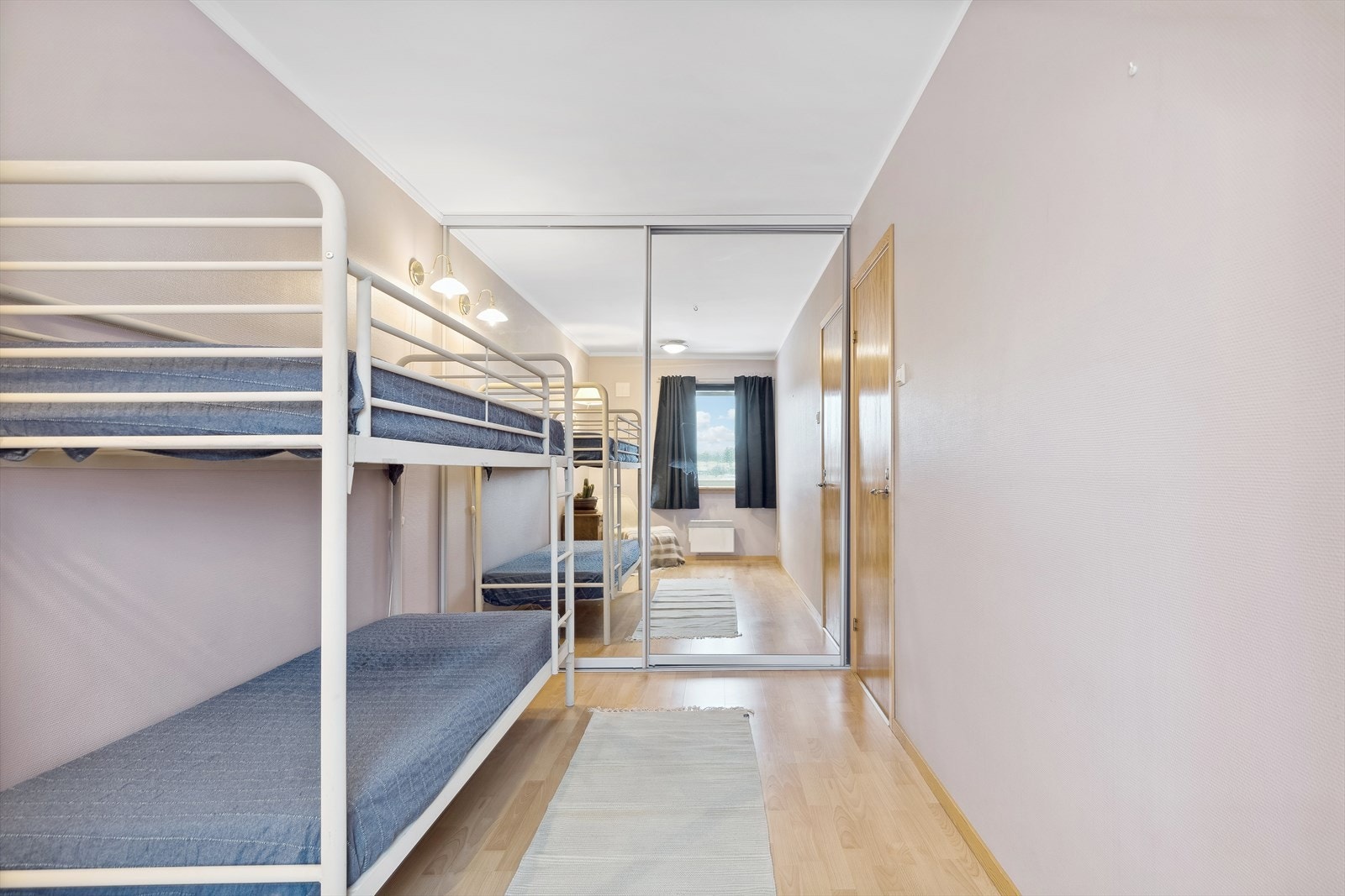 Dette rommet har også skyvedørsgarderobe. Galleribilde