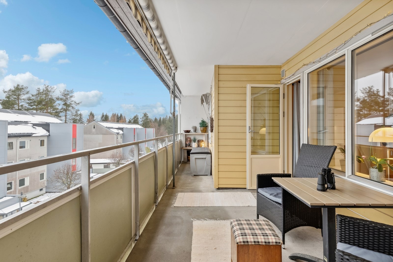 Balkongen oppleves lun og skjermet. Galleribilde