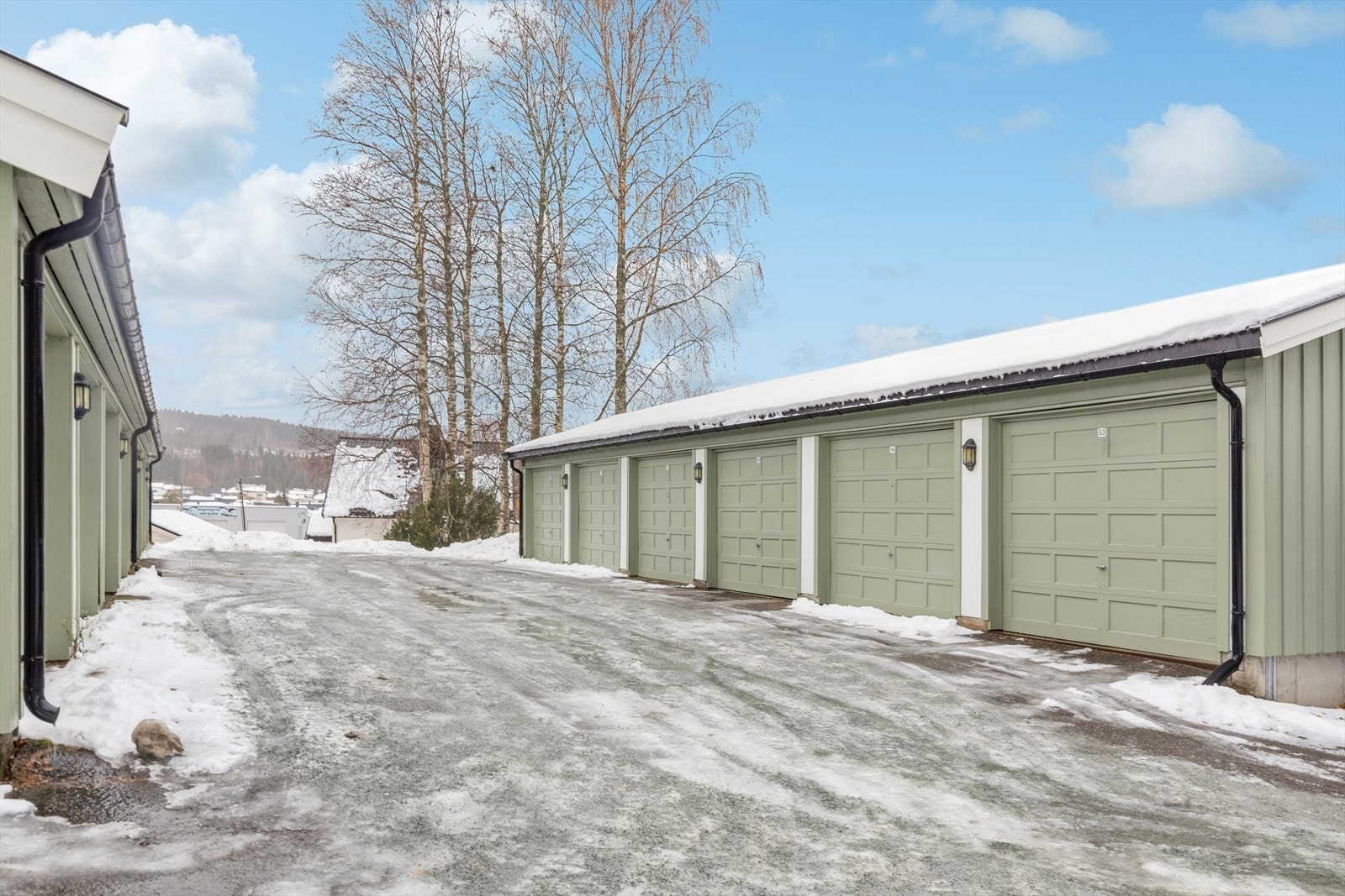Leiligheten disponerer en garasjeplass i rekke. Galleribilde