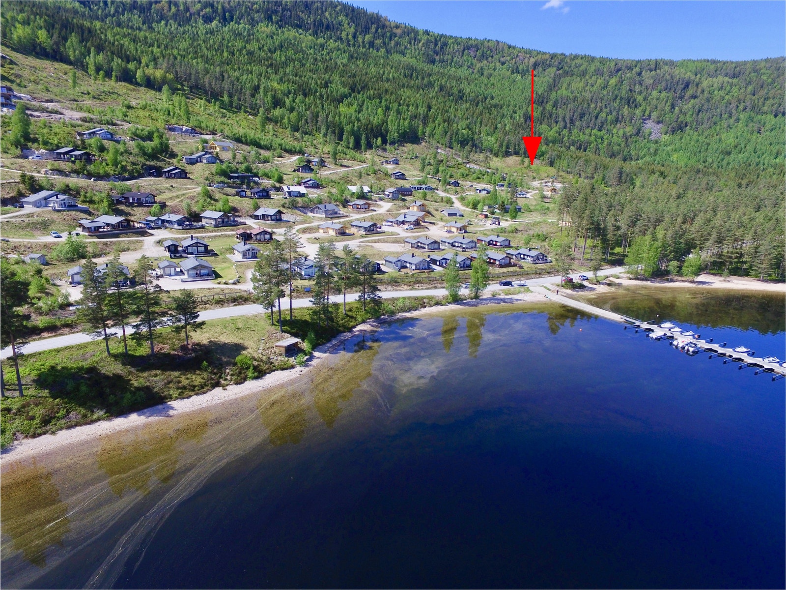 Rød pil viser fritidsboligens beliggenhet Galleribilde