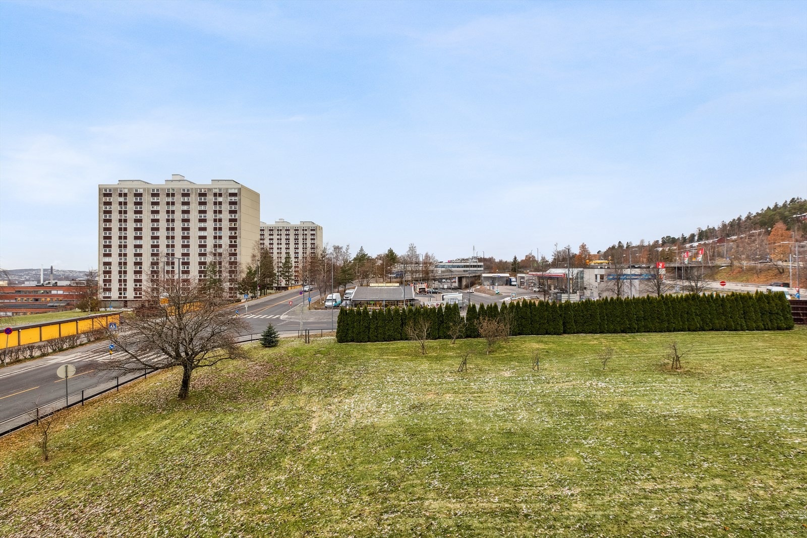 Fra balkongen er det åpen og langstrakt utsikt og lite innsyn Galleribilde